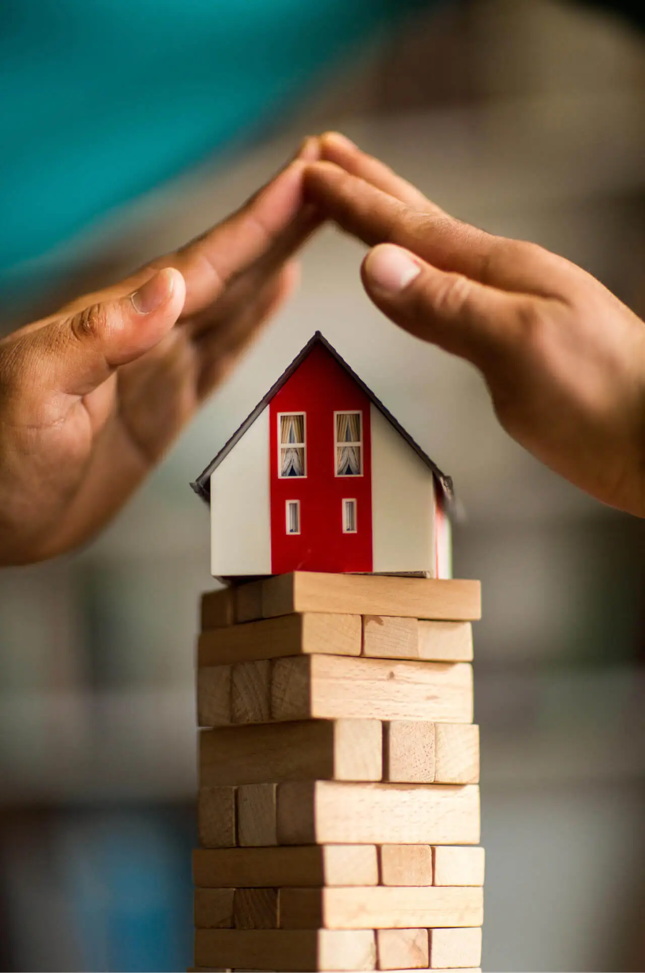 Model domu na wieży z klocków